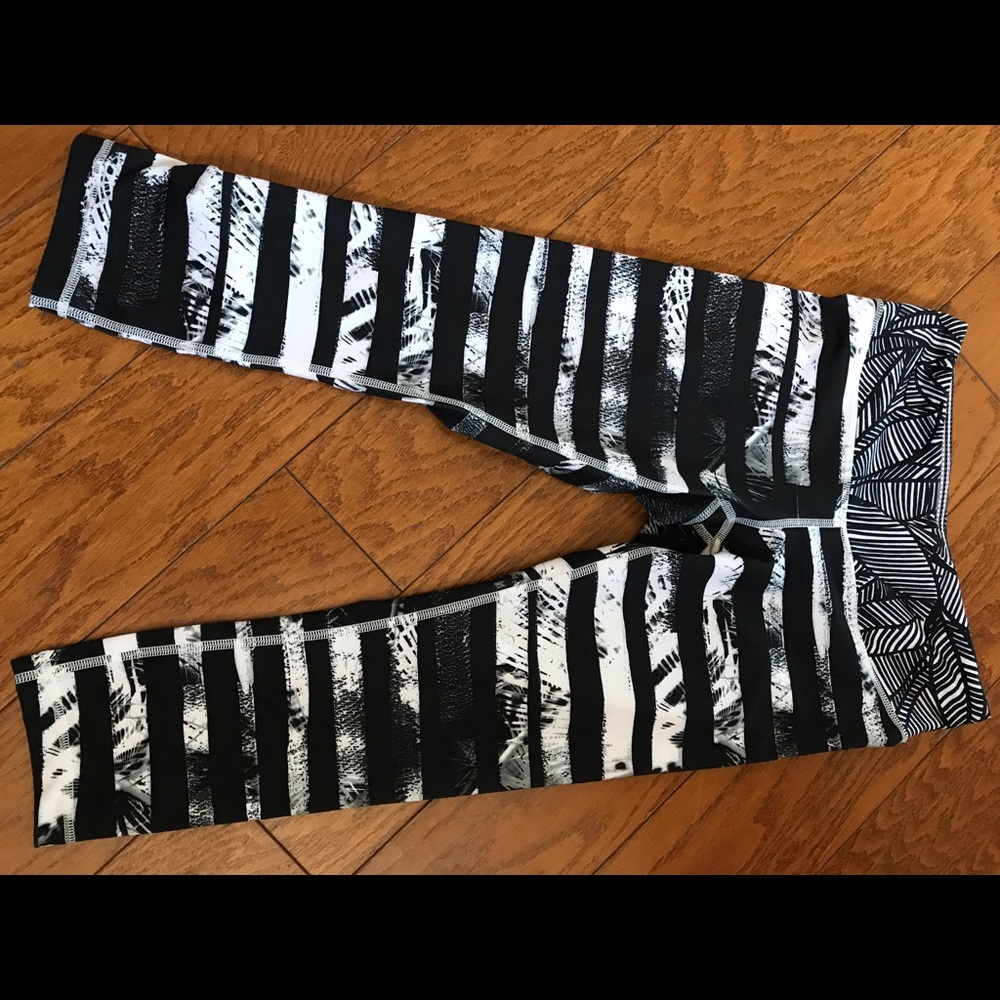 Lululemon black and white crops